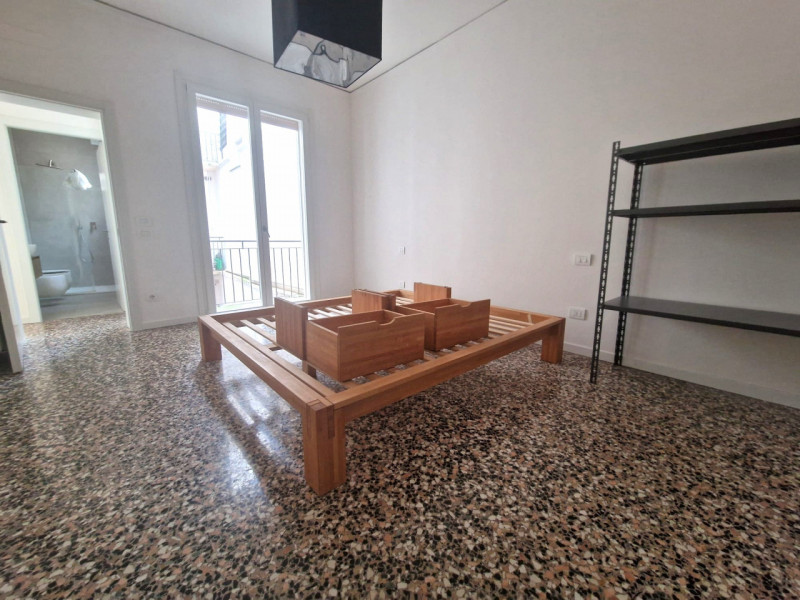 UBICAZIONE E CONTESTO

Nel cuore del centro storico di Vicenza, in Contrà San Pietro, a pochi pas...