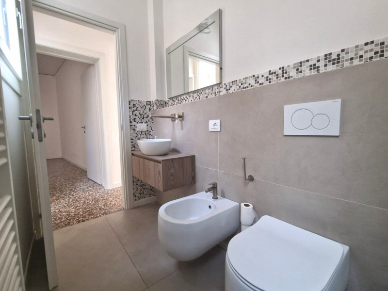 UBICAZIONE E CONTESTO

Nel cuore del centro storico di Vicenza, in Contrà San Pietro, a pochi pas...