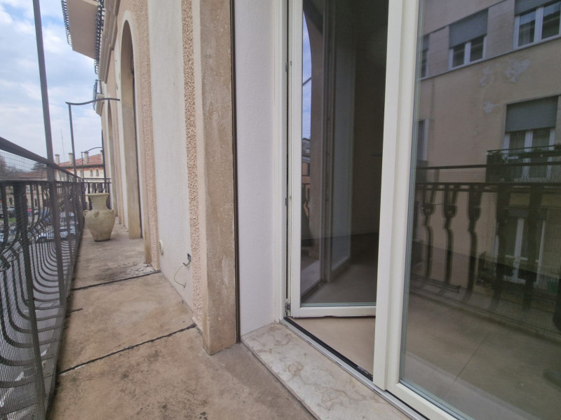 UBICAZIONE E CONTESTO

Nel cuore del centro storico di Vicenza, in Contrà San Pietro, a pochi pas...