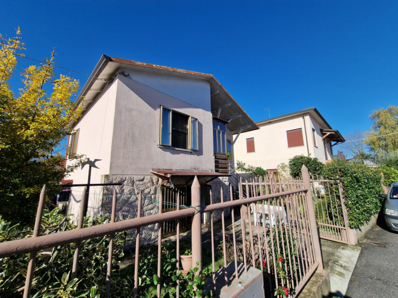 UBICAZIONE E CONTESTO
Nel cuore di Torri di Quartesolo, in una zona residenziale tranquilla e com...