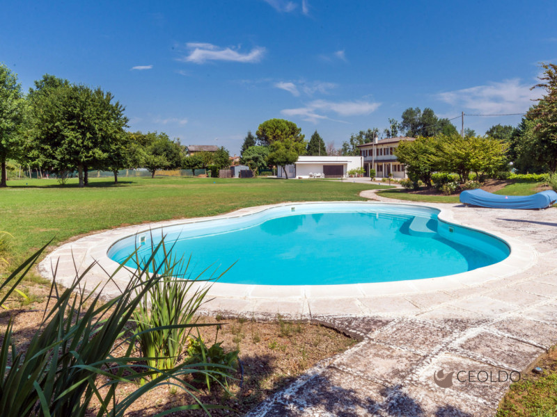 VIGONZA in località Peraga proponiamo in esclusiva una  villa bifamiliare intera di circa 430 mq ...