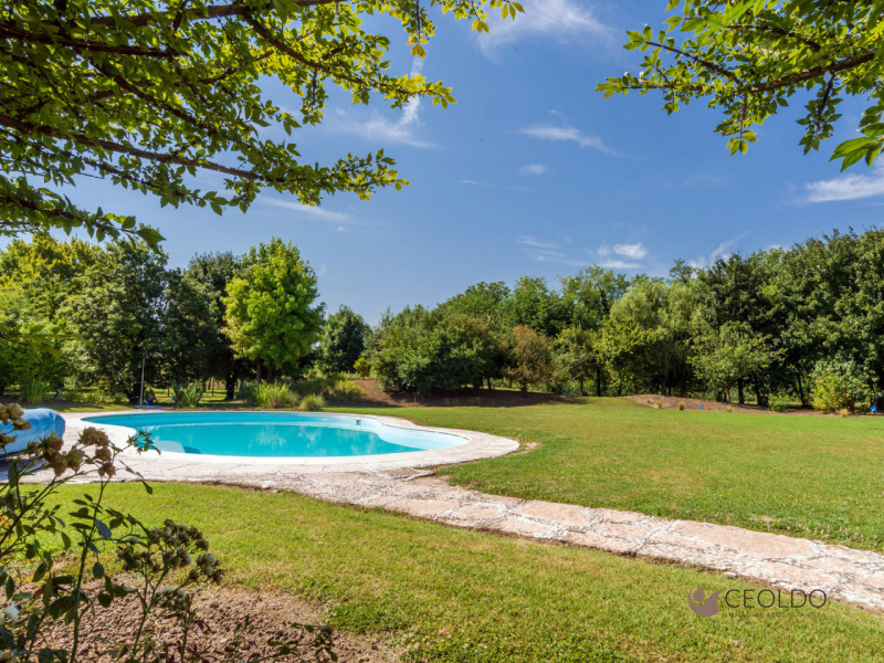 VIGONZA in località Peraga proponiamo in esclusiva una  villa bifamiliare intera di circa 430 mq ...