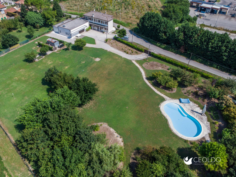 VIGONZA in località Peraga proponiamo in esclusiva una  villa bifamiliare intera di circa 430 mq ...