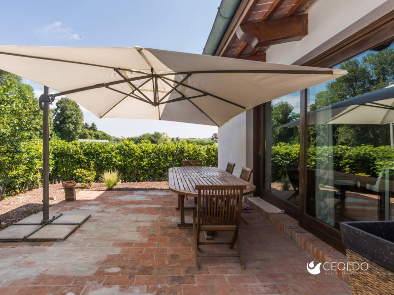 VIGONZA in località Peraga proponiamo in esclusiva una  villa bifamiliare intera di circa 430 mq ...