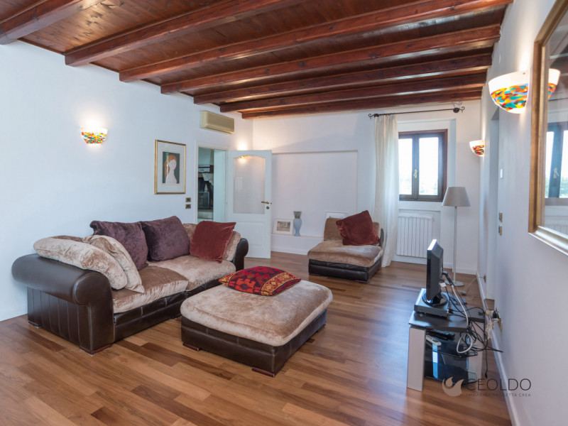 VIGONZA in località Peraga proponiamo in esclusiva una  villa bifamiliare intera di circa 430 mq ...