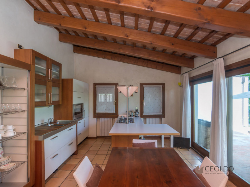 VIGONZA in località Peraga proponiamo in esclusiva una  villa bifamiliare intera di circa 430 mq ...