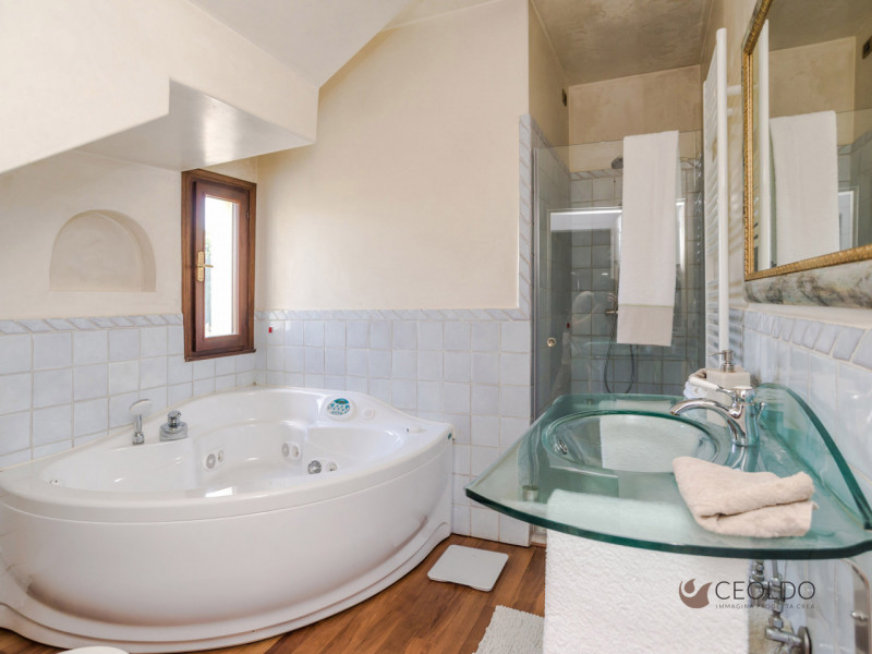 VIGONZA in località Peraga proponiamo in esclusiva una  villa bifamiliare intera di circa 430 mq ...