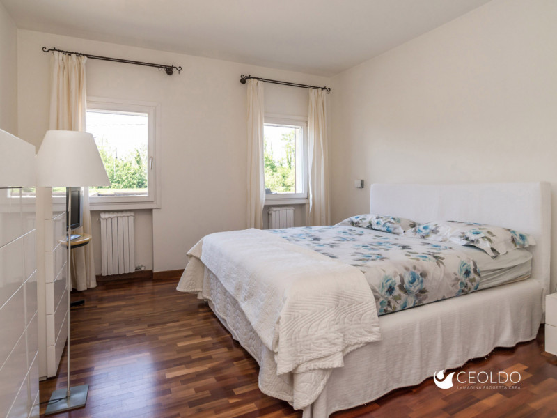 VIGONZA in località Peraga proponiamo in esclusiva una  villa bifamiliare intera di circa 430 mq ...