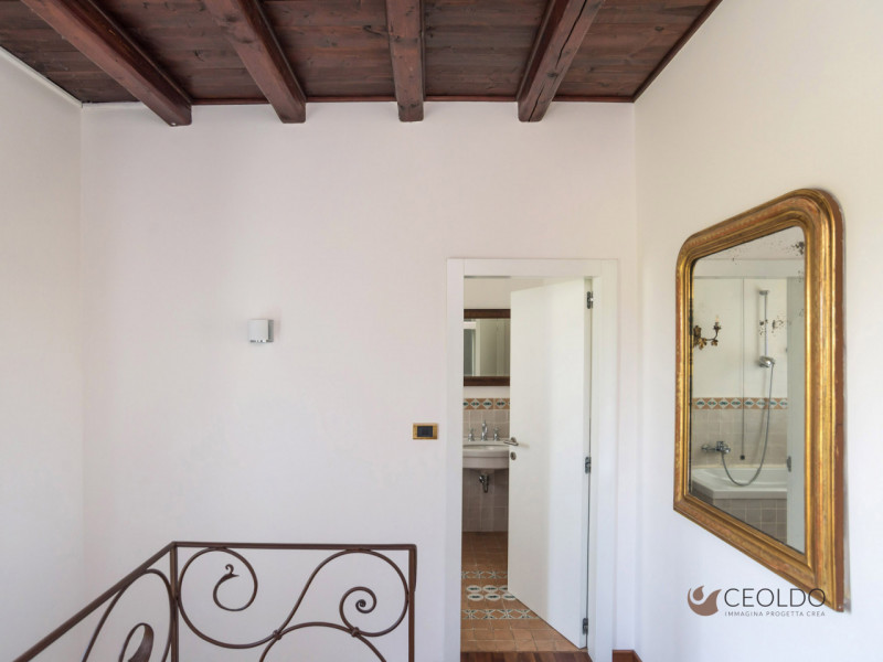 VIGONZA in località Peraga proponiamo in esclusiva una  villa bifamiliare intera di circa 430 mq ...