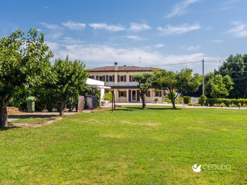 VIGONZA in località Peraga proponiamo in esclusiva una  villa bifamiliare intera di circa 430 mq ...