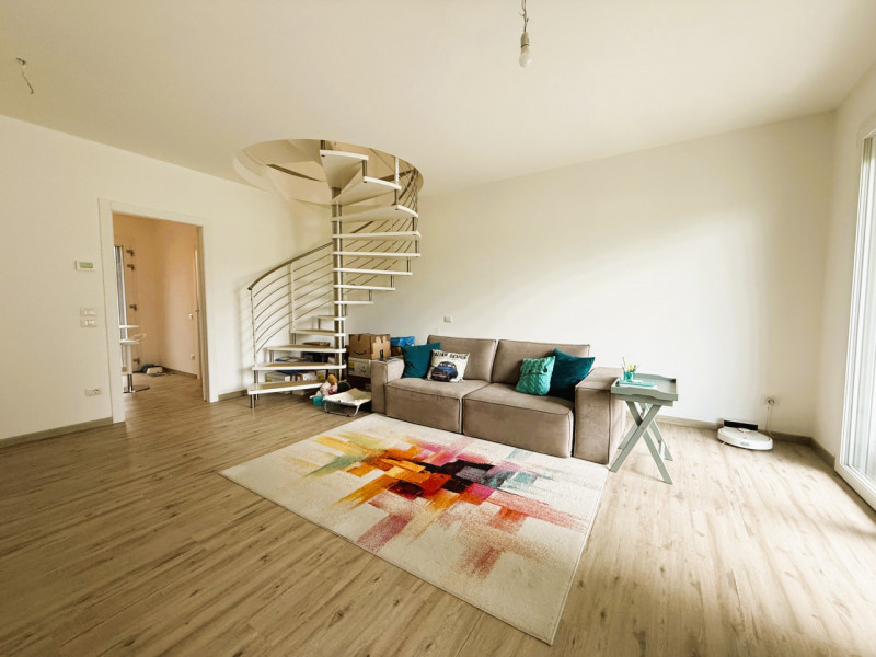 Splendida porzione di casa COMPLETAMENTE RISTRUTTURATA nel 2025 situata in un contesto verde e tr...