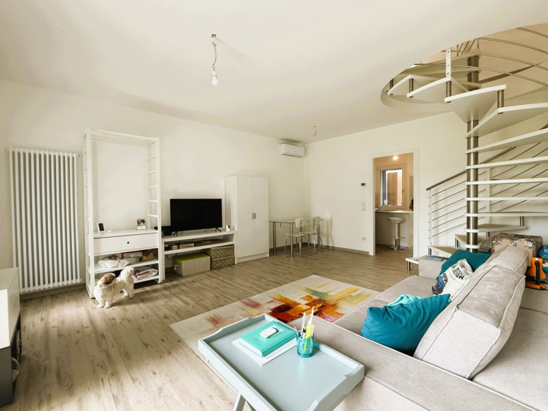 Splendida porzione di casa COMPLETAMENTE RISTRUTTURATA nel 2025 situata in un contesto verde e tr...