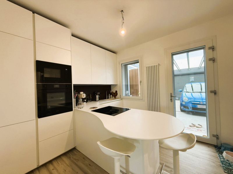 Splendida porzione di casa COMPLETAMENTE RISTRUTTURATA nel 2025 situata in un contesto verde e tr...