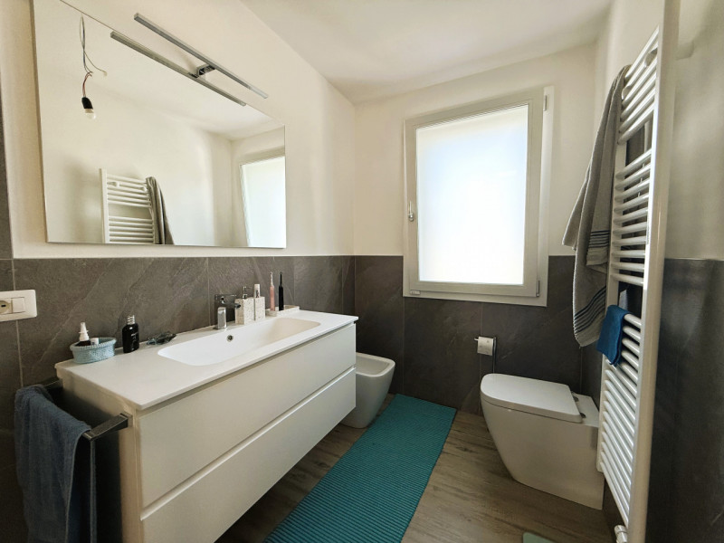 Splendida porzione di casa COMPLETAMENTE RISTRUTTURATA nel 2025 situata in un contesto verde e tr...