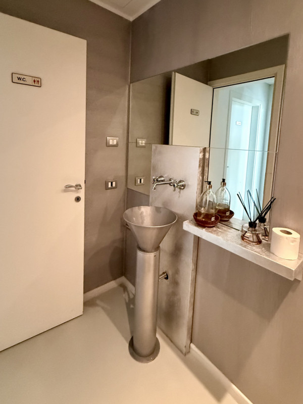 per TRASFERIMENTO DI ATTIVITA' si propone
Locale commerciale, attualmente adibito ad attività di ...