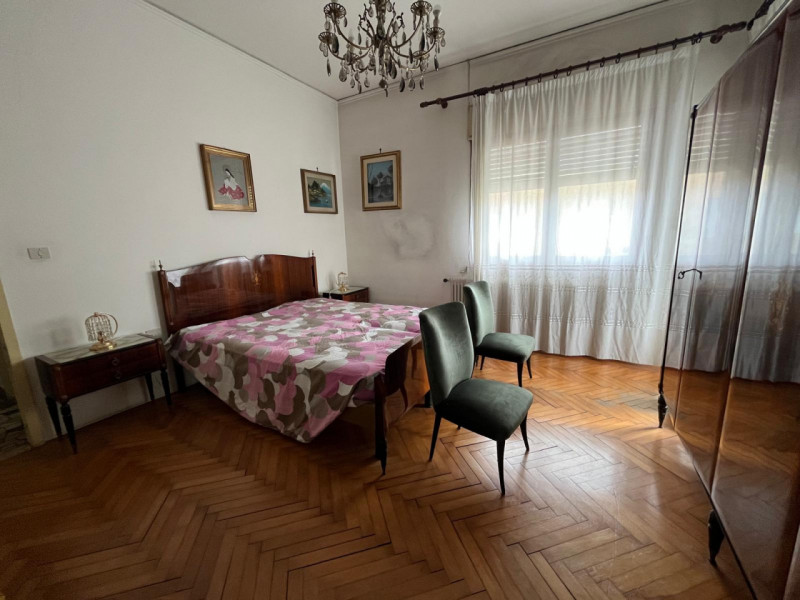 CROCEFISSO: Classe Energetica G - EPgl,nren 195,36 KWh/mq anno.
Casa singola di ampia metratura d...