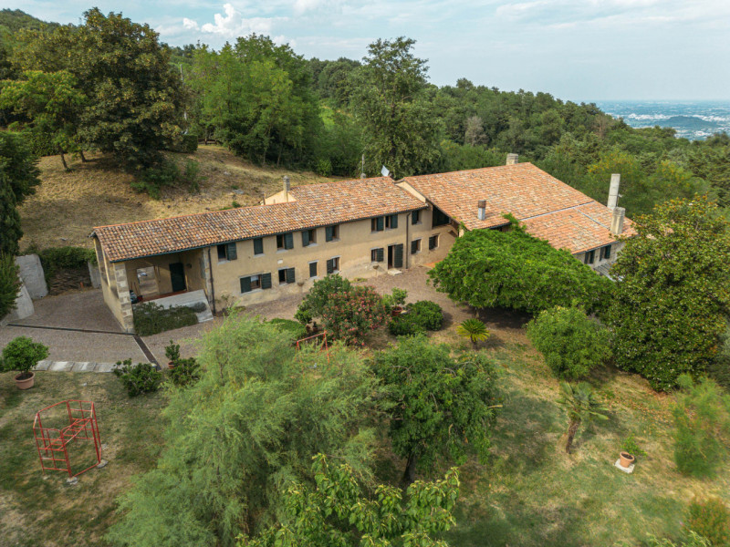 Prestigiosa tenuta sui Colli Euganei, tra Torreglia e Teolo, in incantevole posizione panoramica....