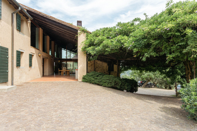 Prestigiosa tenuta sui Colli Euganei, tra Torreglia e Teolo, in incantevole posizione panoramica....