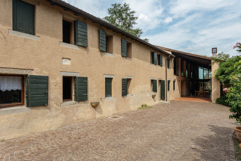 Prestigiosa tenuta sui Colli Euganei, tra Torreglia e Teolo, in incantevole posizione panoramica....