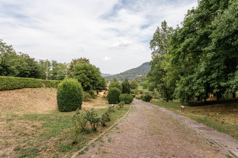 Prestigiosa tenuta sui Colli Euganei, tra Torreglia e Teolo, in incantevole posizione panoramica....