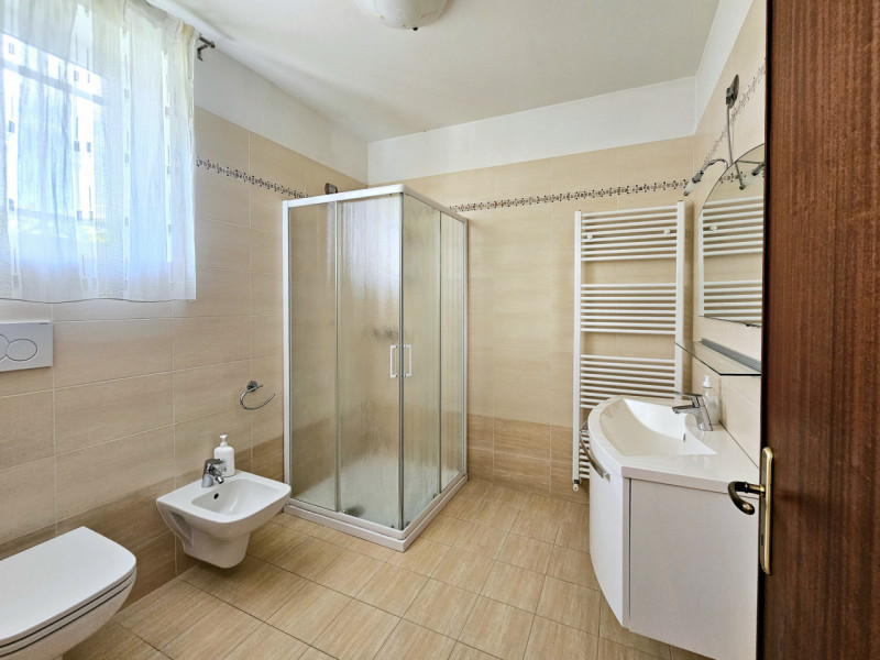 Proponiamo in vendita a Ospedaletto Euganeo, in zona defilata e tranquilla, porzione di bifamilia...