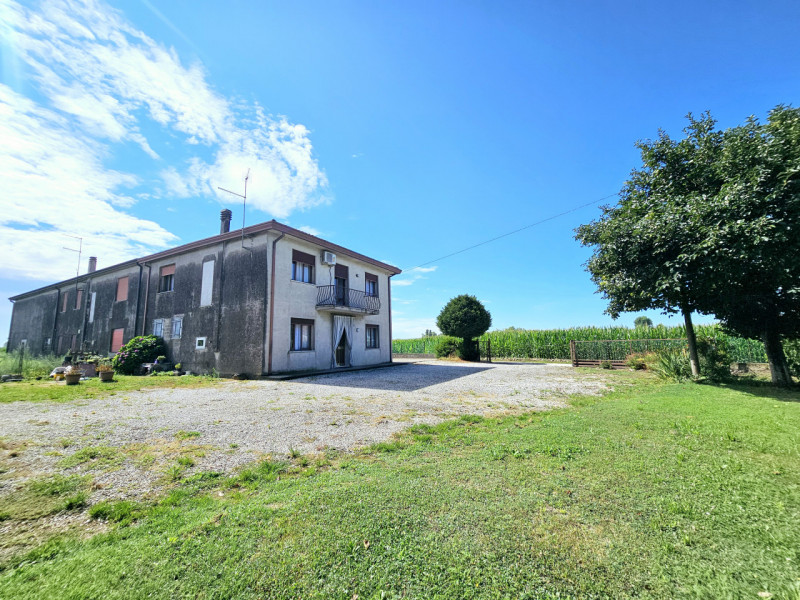 Proponiamo in vendita a Ospedaletto Euganeo, in zona defilata e tranquilla, porzione di bifamilia...