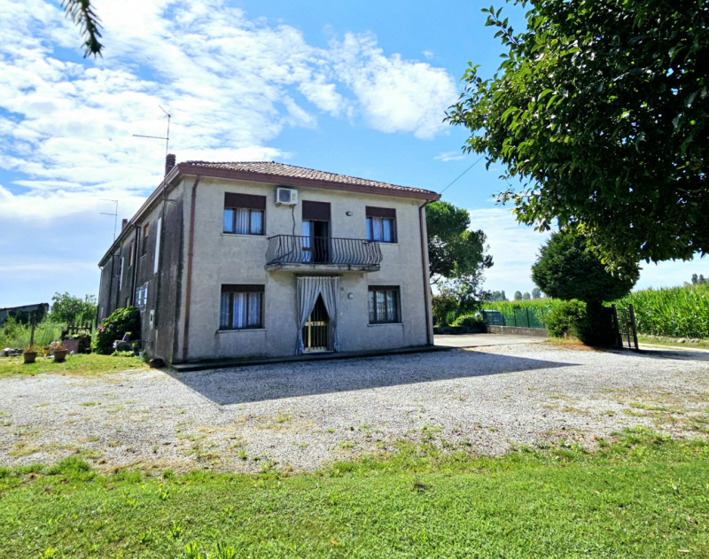 Proponiamo in vendita a Ospedaletto Euganeo, in zona defilata e tranquilla, porzione di bifamilia...