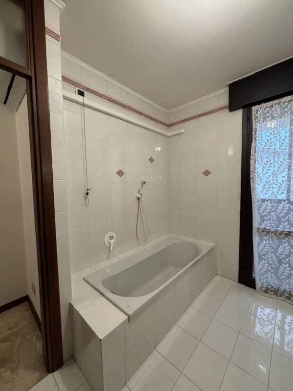 BELLISSIMO APPARTAMENTO MOLTO CURATO IN CENTRO A CONSELVE !!!
E' PROPRIO QUELLO CHE DESIDERI !!! ...