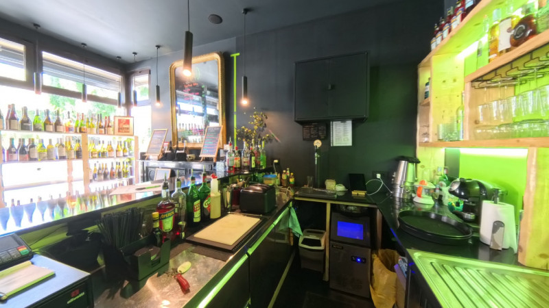 In posizione centrale a Teolo, proponiamo in vendita un'attività su locale commerciale finemente ...