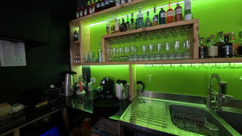 In posizione centrale a Teolo, proponiamo in vendita un'attività su locale commerciale finemente ...