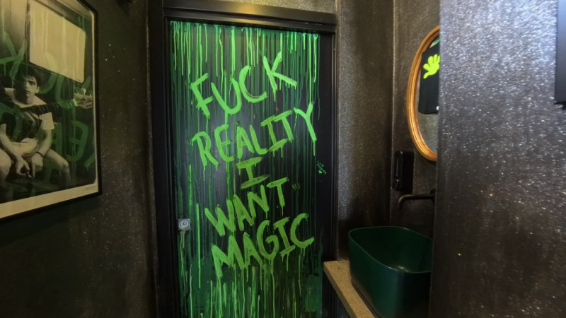 In posizione centrale a Teolo, proponiamo in vendita un'attività su locale commerciale finemente ...