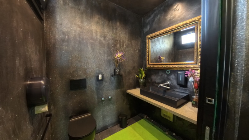 In posizione centrale a Teolo, proponiamo in vendita un'attività su locale commerciale finemente ...