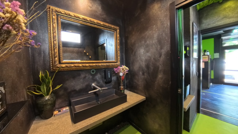 In posizione centrale a Teolo, proponiamo in vendita un'attività su locale commerciale finemente ...