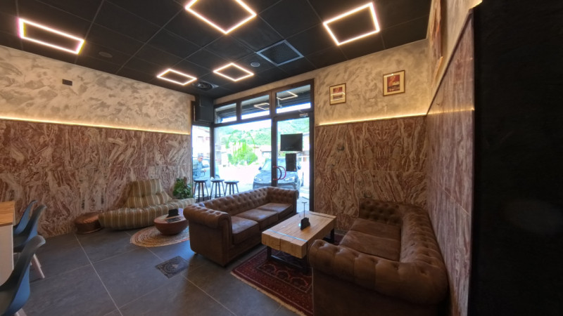 In posizione centrale a Teolo, proponiamo in vendita un'attività su locale commerciale finemente ...