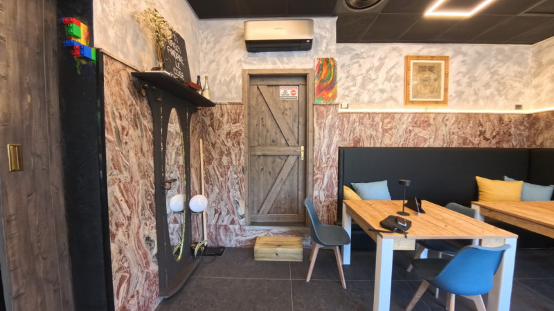 In posizione centrale a Teolo, proponiamo in vendita un'attività su locale commerciale finemente ...