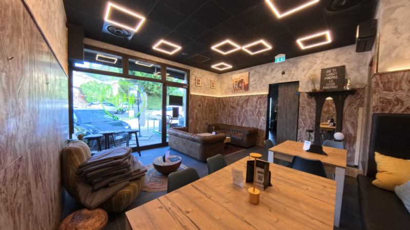 In posizione centrale a Teolo, proponiamo in vendita un'attività su locale commerciale finemente ...