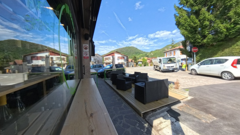 In posizione centrale a Teolo, proponiamo in vendita un'attività su locale commerciale finemente ...