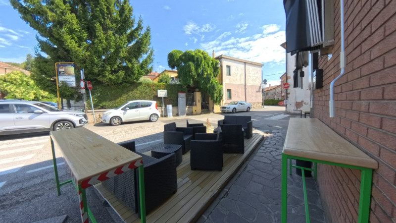 In posizione centrale a Teolo, proponiamo in vendita un'attività su locale commerciale finemente ...