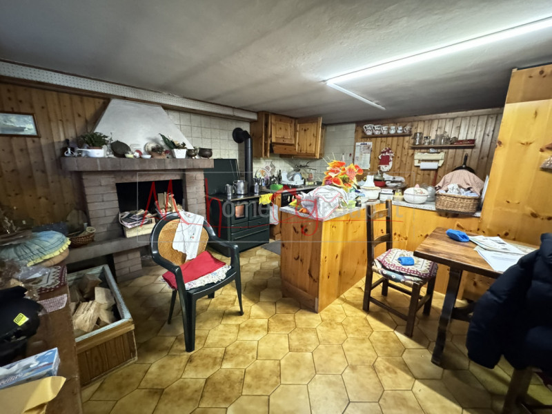 CASELLE DI SELVAZZANO - Casa singola composta da due piani fuori terra con al piano primo ingress...