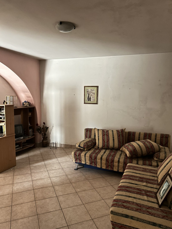 In vendita nel cuore di Torrebelvicino, una suggestiva casa di corte sviluppata su tre piani, ide...