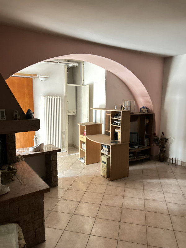 In vendita nel cuore di Torrebelvicino, una suggestiva casa di corte sviluppata su tre piani, ide...