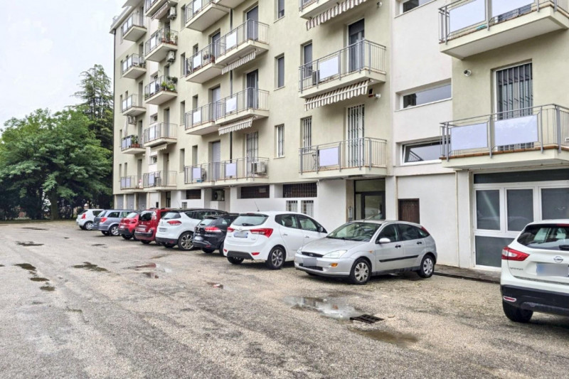 Quest’immobile viene venduto tramite asta online.

Locale commerciale situato in Vicenza (VI), vi...