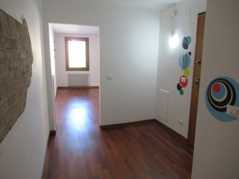 A Treviso (TV), centro storico, proponiamo in affitto appartamento trilocale, posto al piano seco...