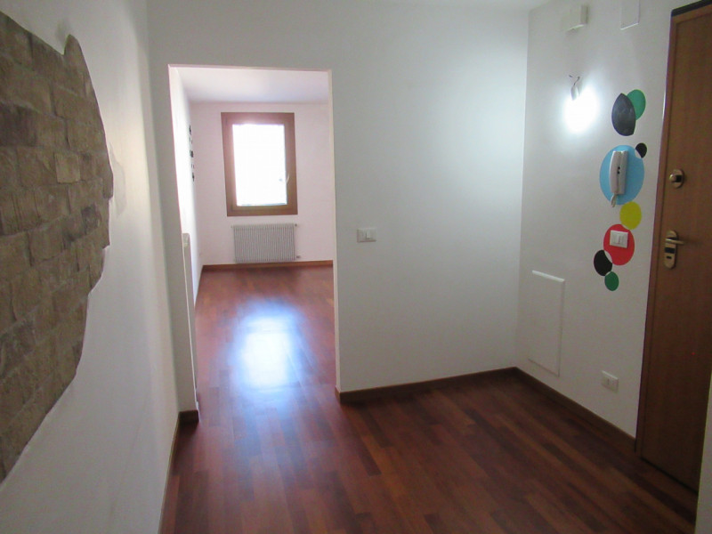 A Treviso (TV), centro storico, proponiamo in affitto appartamento trilocale, posto al piano seco...