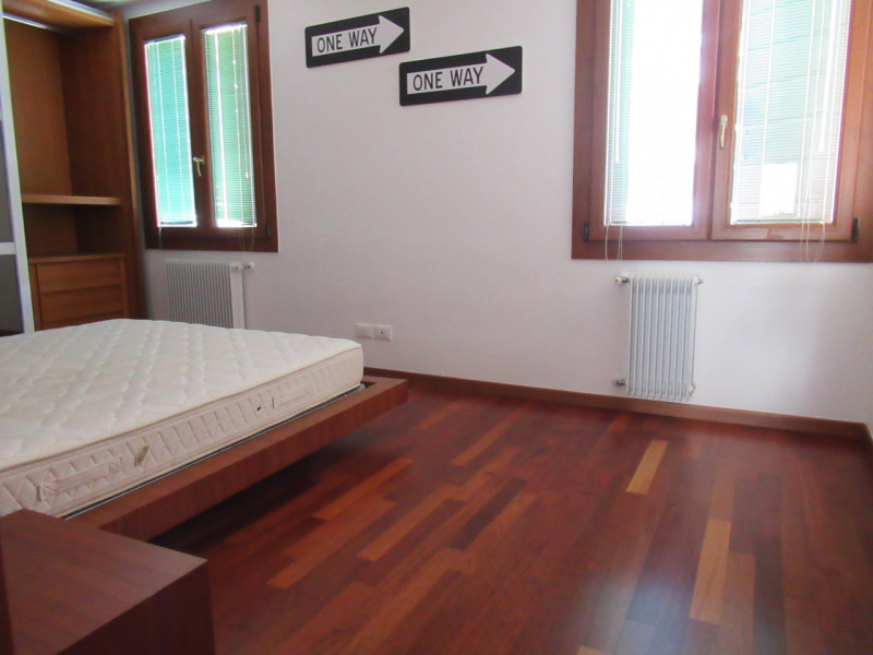 A Treviso (TV), centro storico, proponiamo in affitto appartamento trilocale, posto al piano seco...