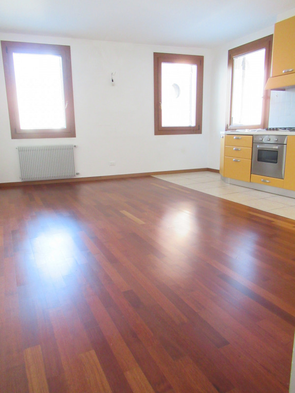 A Treviso (TV), centro storico, proponiamo in affitto appartamento trilocale, posto al piano seco...