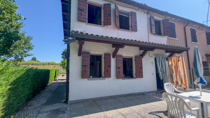 Interessante bifamiliare disposta su soli 2 livelli ristrutturata completamente ad inizio degli a...