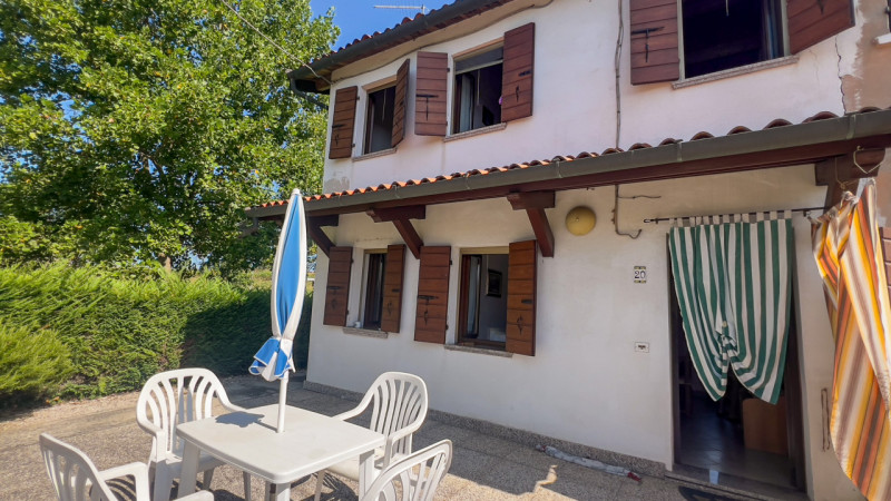 Interessante bifamiliare disposta su soli 2 livelli ristrutturata completamente ad inizio degli a...