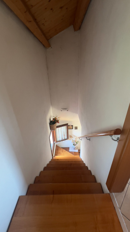 Interessante bifamiliare disposta su soli 2 livelli ristrutturata completamente ad inizio degli a...