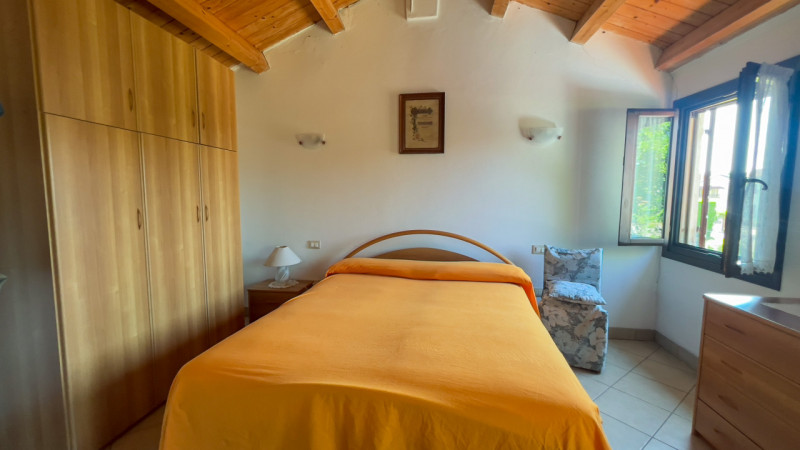 Interessante bifamiliare disposta su soli 2 livelli ristrutturata completamente ad inizio degli a...